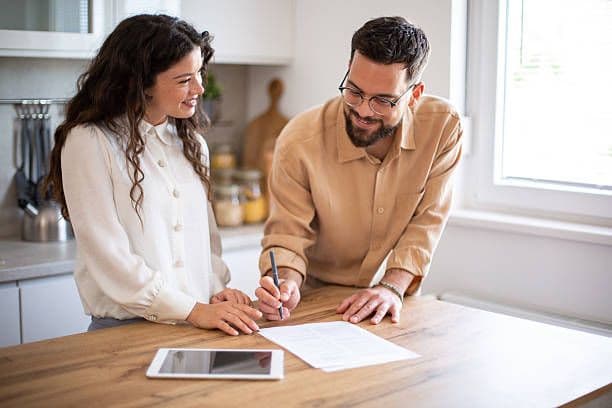 Comprador revisando documentación de una propiedad con un asesor inmobiliario en Riviera Maya