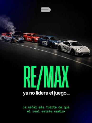 Asesor inmobiliario mostrando una propiedad a compradores en Playa del Carmen